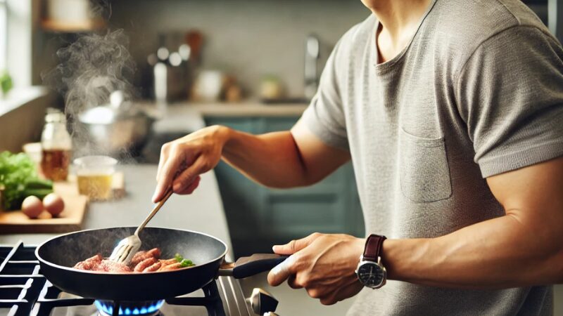 お肉の焼き加減を確認している男性