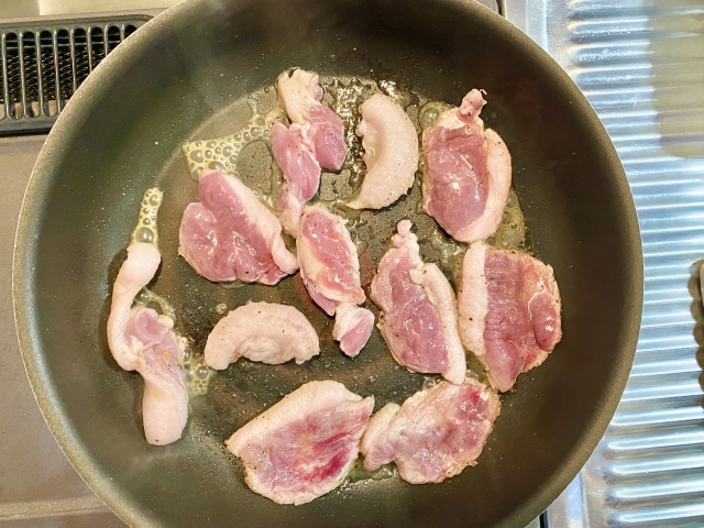 鴨肉をフライパンで焼いている