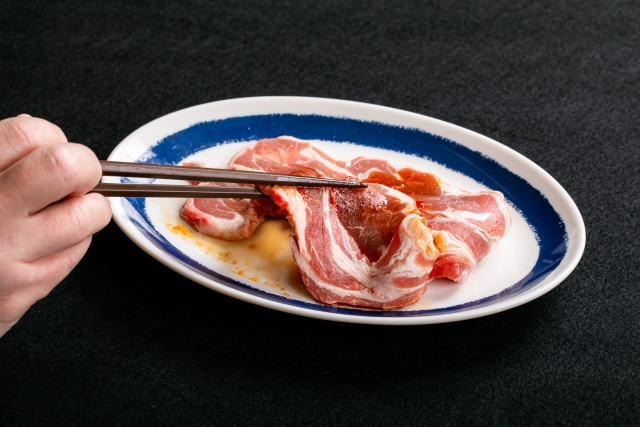ラム肉を箸で持ち上げている